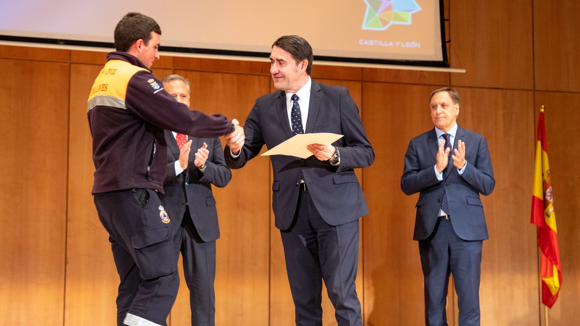 El consejero de Medio Ambiente, Vivienda y Ordenación del Territorio, Juan Carlos Suárez-Quiñones, entrega, junto a Carlos Pollán y Carlos García Carbayo, las medallas al Mérito de la Protección Ciudadana de Castilla y León correspondientes a los años 2021 y 2022