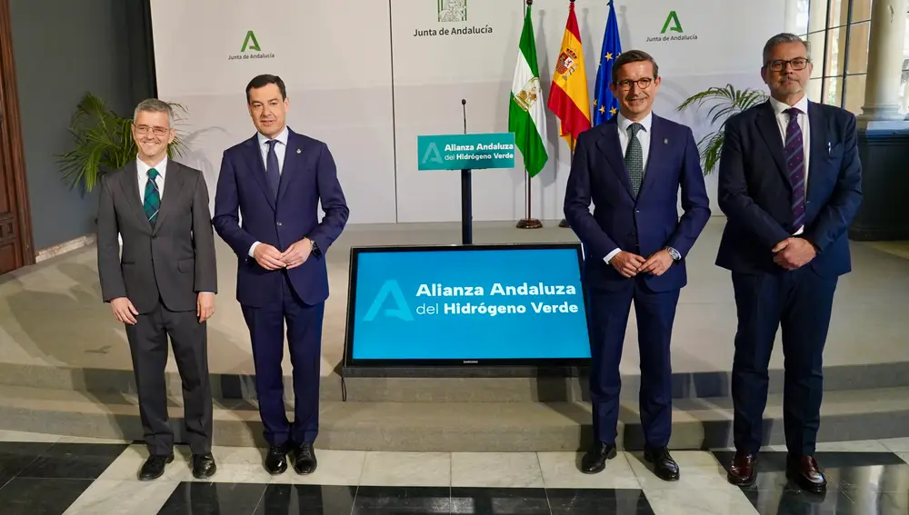 El presidente de la Junta, Juanma Moreno, firma una alianza con unas 150 empresas para convertir a Andalucía en referente mundial del hidrógeno verde