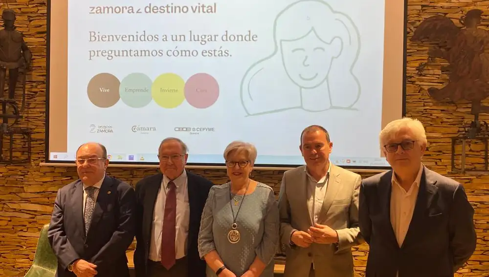 El presidente de la Diputación de Zamora, Francisco José Requejo, presenta el proyecto junto a Enrique Oliveira y José María Esbec,entre otros