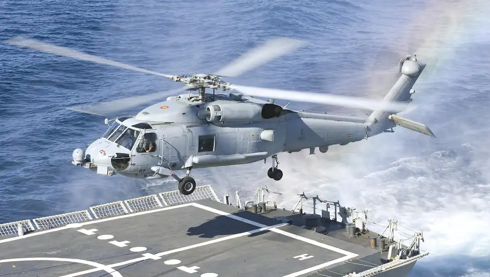 Helicóptero SH-60B tomando en una fragata de la Armada española
