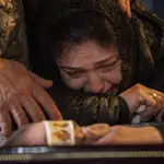 Una mujer llora sobre el ataúd de su marido, un soldado ucraniano, en Kyiv
