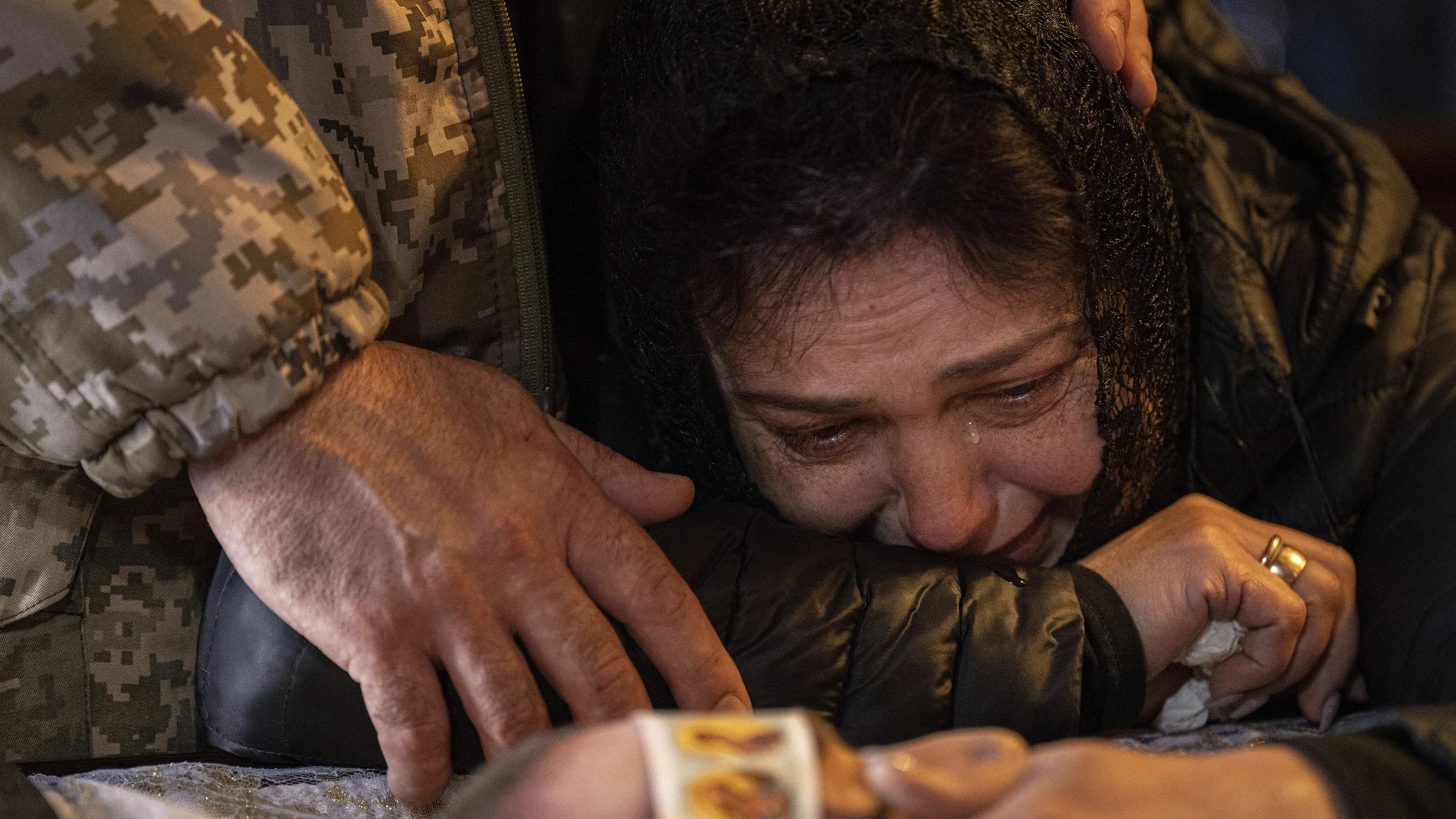 Una mujer llora sobre el ataúd de su marido, un soldado ucraniano, en Kyiv