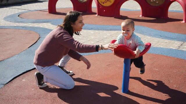 Lucía, en la foto jugando con su hijo Marçal, ha sido una de las gestantes que ha participado en el estudio