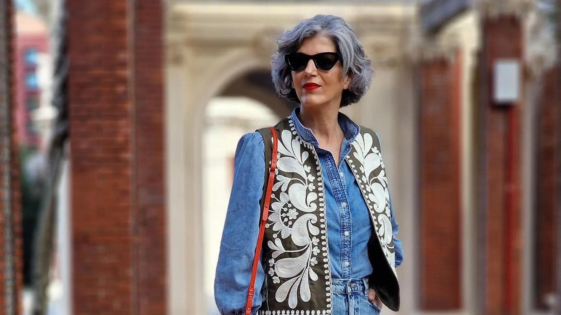 Este es el chaleco bordado viral de Zara que las mujeres de más de 50 años  llevan con la falda vaquera más tendencia y Converse