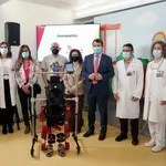 Fernández Mañueco junto con responsables médicos del Clínico de Valladolid y el exoesqueleto