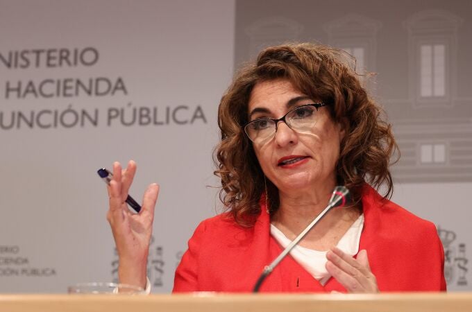 La ministra de Hacienda y Función Pública, María Jesús Montero, ofrece una rueda de prensa en la sede del Ministerio, a 30 de marzo de 2023, en Madrid (España). La ministra ha presentado los datos de cierre de la ejecución presupuestaria del conjunto de las Administraciones Públicas del ejercicio 2022.