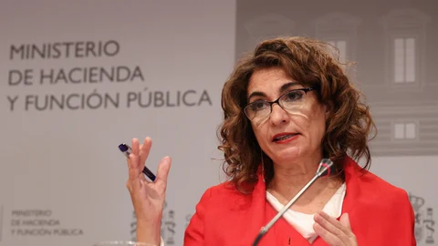 La ministra de Hacienda y Función Pública, María Jesús Montero, ofrece una rueda de prensa en la sede del Ministerio, a 30 de marzo de 2023, en Madrid (España). La ministra ha presentado los datos de cierre de la ejecución presupuestaria del conjunto de las Administraciones Públicas del ejercicio 2022.