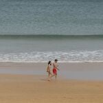 Bañistas pasean por la playa del Sardinero en Santander