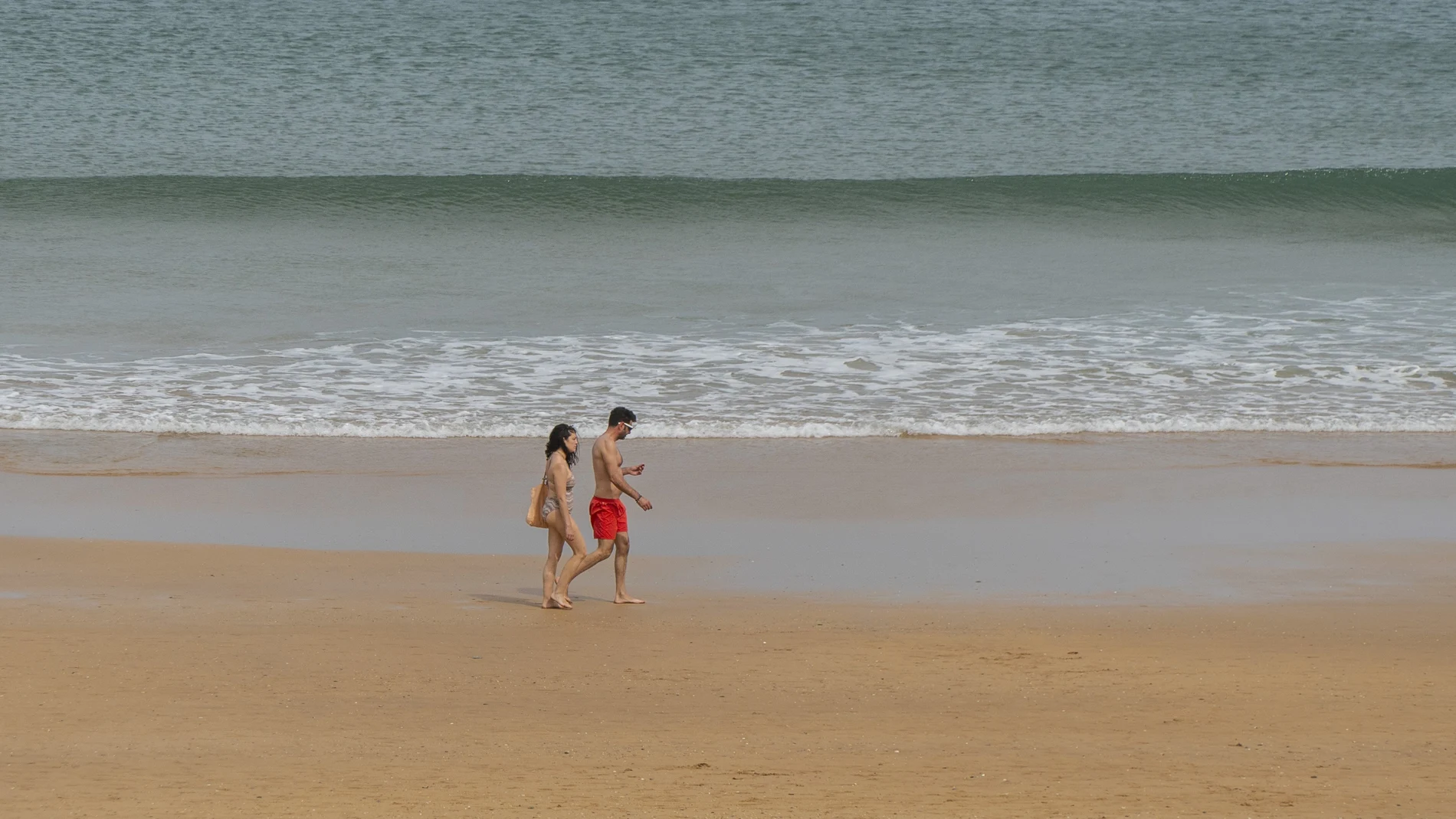 Bañistas pasean por la playa del Sardinero en Santander
