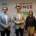 El alcalde de Medina de Rioseco, David Esteban, y el delegado de ONCE en Castilla y León, Ismael Pérez, presentan el proyecto Semana Santa Accesible