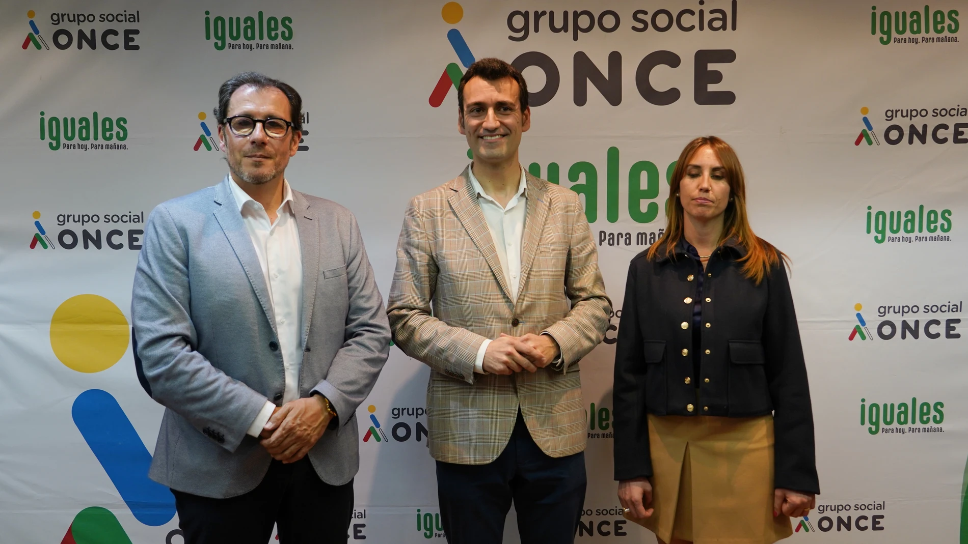 El alcalde de Medina de Rioseco, David Esteban, y el delegado de ONCE en Castilla y León, Ismael Pérez, presentan el proyecto Semana Santa Accesible