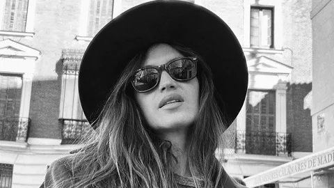 Sara Carbonero con el look de primavera por las calles de Madrid.