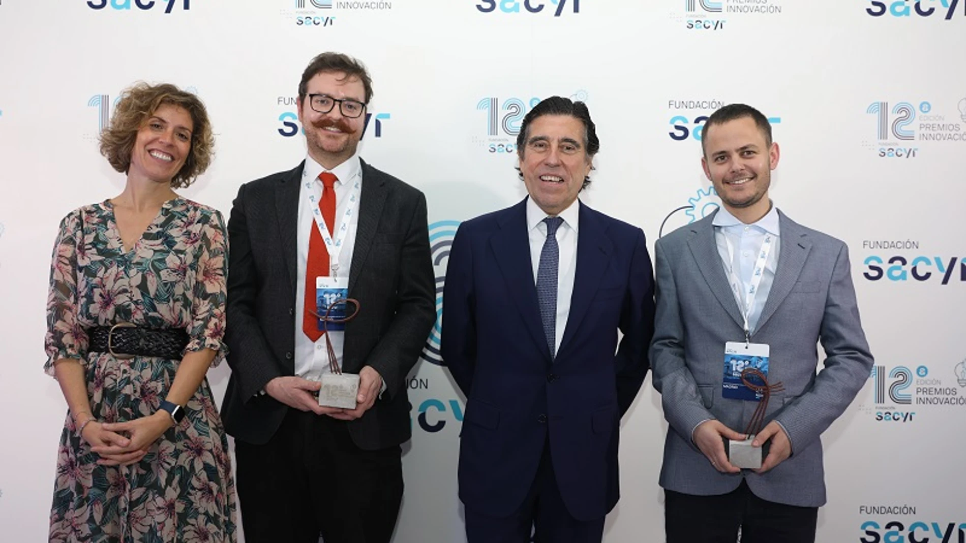 Las dos mejores propuestas de Sacyr iChallenges 2022 fueron premiadas por la Fundación Sacyr el pasado mes de noviembre. De izq. a dcha: Marta Gil, directora general de Estrategia, Innovación y Sostenibilidad de Sacyr; Samuel Chapman, cofundador y director de KnoteQ; Manuel Manrique, presidente de Sacyr; y Aharon Brauner, CEO de ITC.