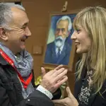 El secretario general de UGT, Pepe Álvarez, y la líder del sindicato en Andalucía, Carmen Castilla, ante el cuadro de Pablo Iglesias