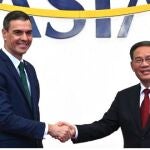 El presidente del Gobierno español, Pedro Sánchez, y el primer ministro chino, Li Qiang, se saludan en el Foro Económico de Boao