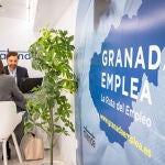 Interior del autobús convertido en oficina para la ruta “Granada Emplea”.