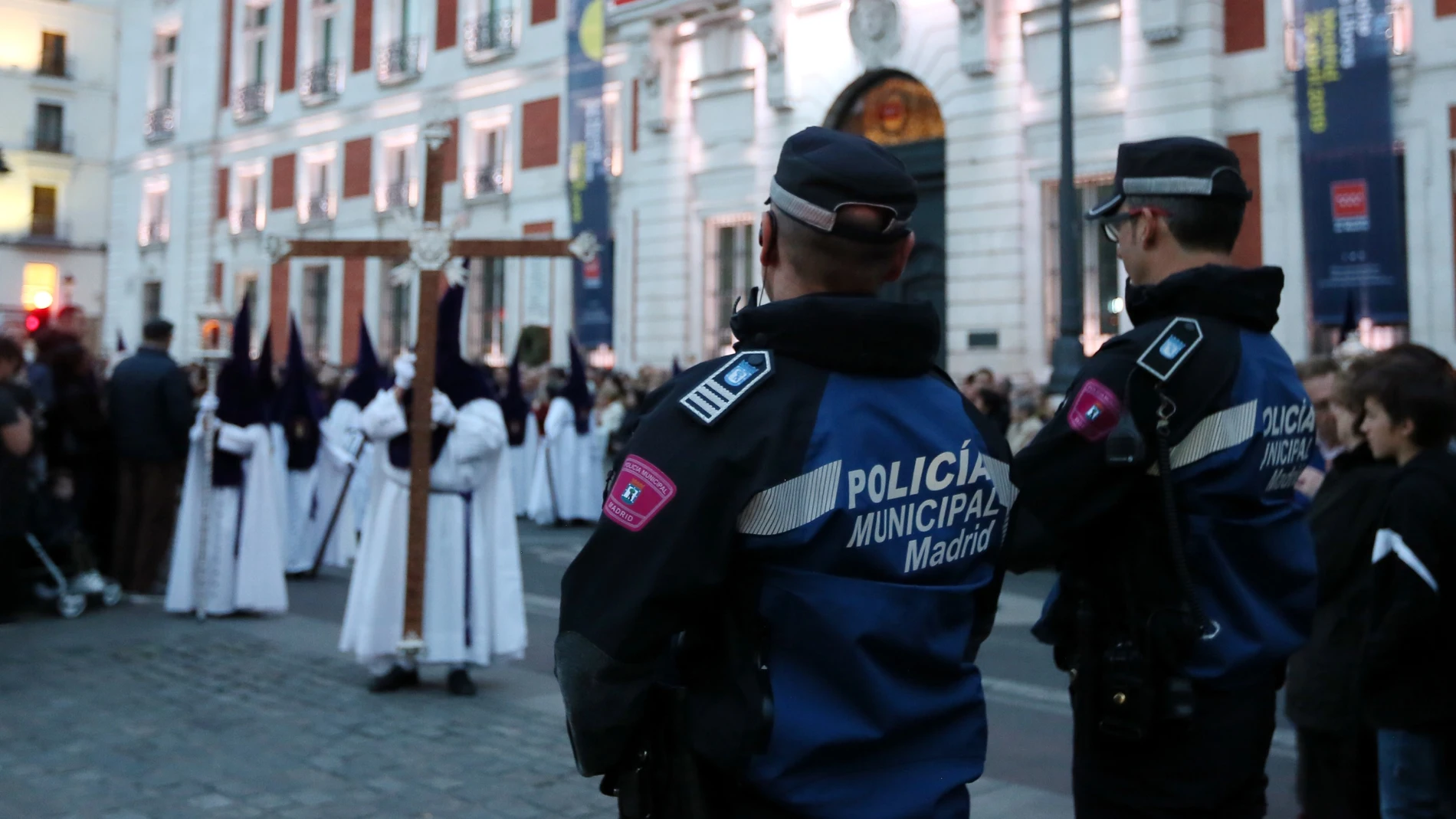 Agentes de la Policía Municipal, durante una procesión en la Puerta del Sol