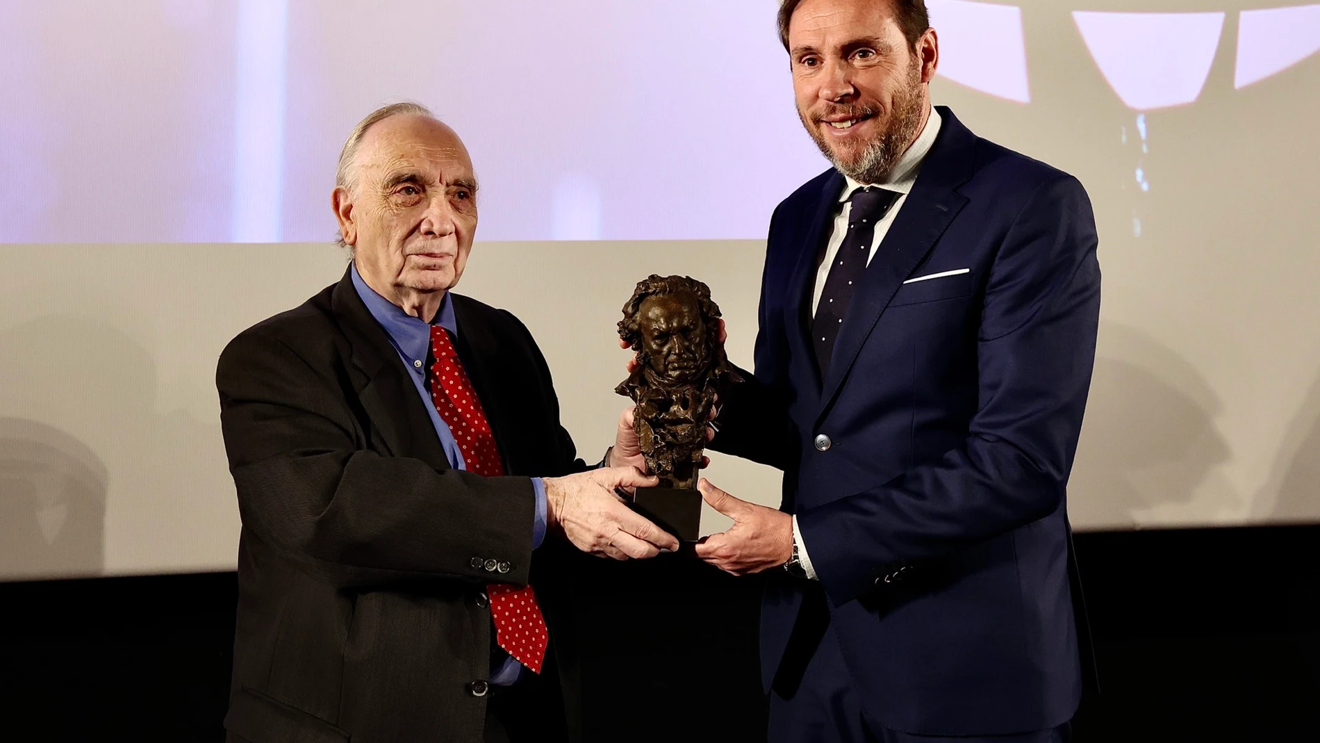 El alcalde de Valladolid, Óscar Puente, recibe una estatuilla de "Los Goya" del presidente de Academia de las Artes y las Ciencias Cinematográficas de España, Fernando Méndez-Leite