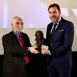 El alcalde de Valladolid, Óscar Puente, recibe una estatuilla de "Los Goya" del presidente de Academia de las Artes y las Ciencias Cinematográficas de España, Fernando Méndez-Leite