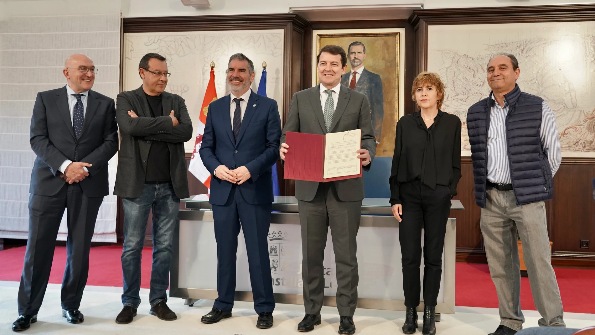 El presidente de Castilla y León, Alfonso Fernández Mañueco, firma el acuerdo con los responsables de los sindicatos. En el acto también participa el consejero de la Presidencia, Jesús Julio Carnero