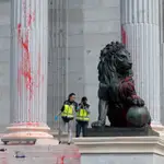 Activistas de Futuro Vegetal y Rebelión Científica arrojan pintura roja sobre las escalinatas del Congreso de los Diputados 