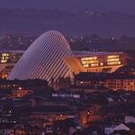 Skyline con Palacio de Exposiciones y Congresos de la ciudad de Oviedo, Asturias