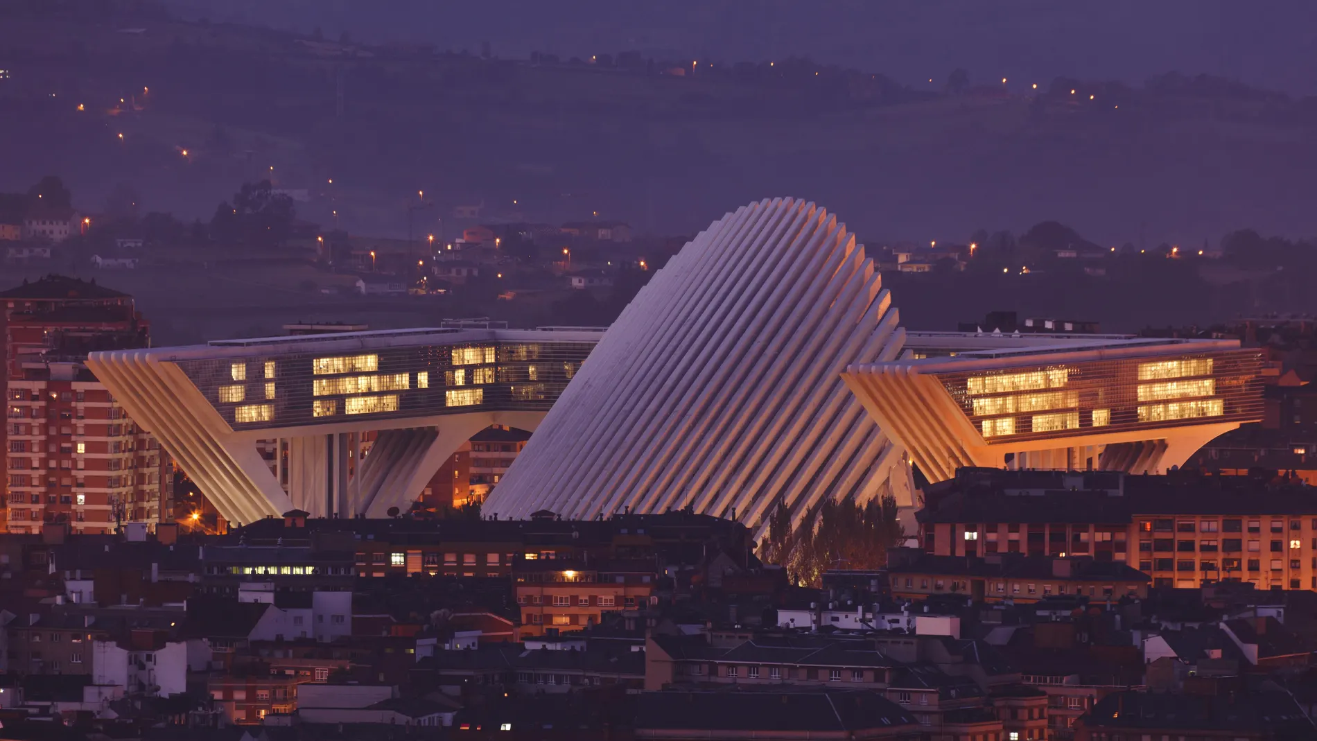Skyline con Palacio de Exposiciones y Congresos de la ciudad de Oviedo, Asturias