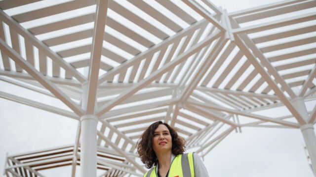 Ayuso visita las obras de remodelación del Parque de Santander 