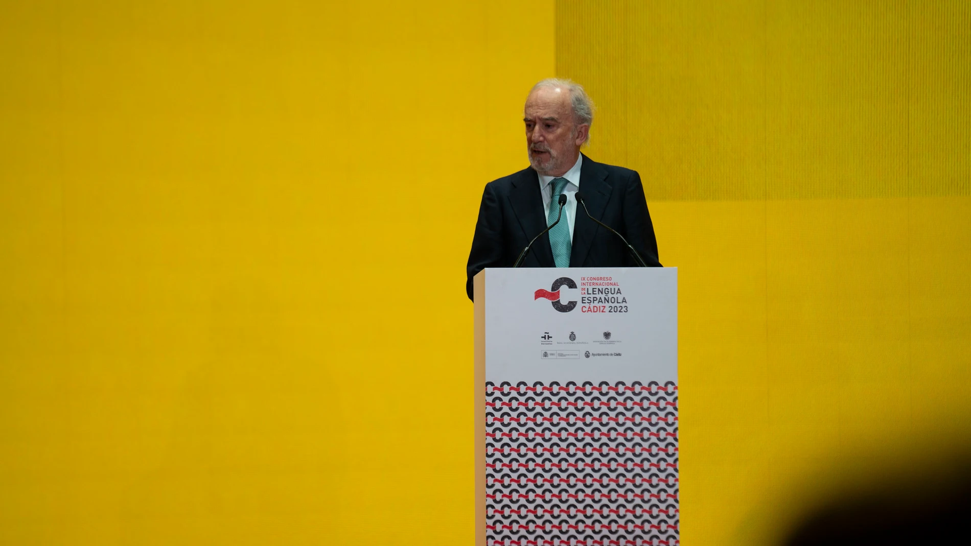 El director de la RAE: «Un desplazamiento del inglés es casi imposible»