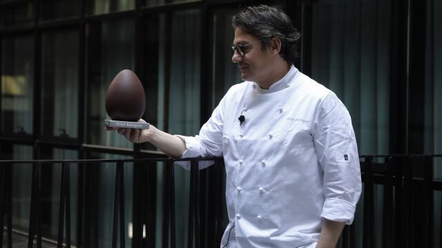 Oriol Balaguer con huevos de pascua. 