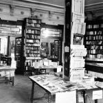INTERIOR DE LA LIBRERIA CASA DEL LIBRO EN 1923 