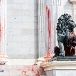 Activistas de Futuro Vegetal y Rebelión Científica arroja pintura roja sobre las escalinatas del Congreso de los Diputados 