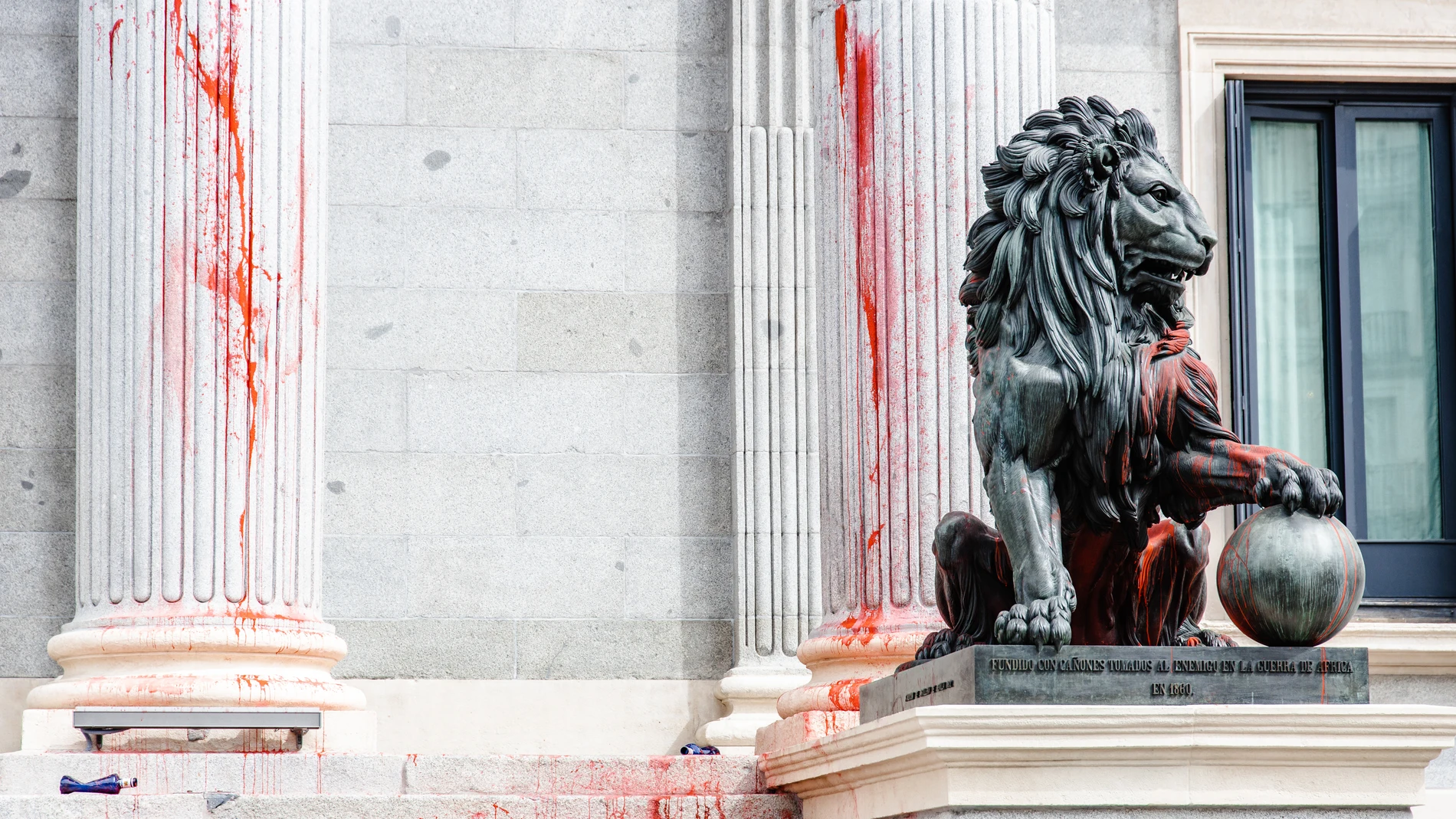 Uno de los leones del Congreso de los Diputados y las columnas teñidas con pintura roja por activistas de Futuro Vegetal y Rebelión Científica, a 30 de marzo de 2023, en Madrid (España). Los activistas han echado pintura roja sobre las escalinatas, columnas y uno de los leones de la Cámara Baja en señal de protesta contra la inacción del Gobierno en materia de emergencia climática y la criminalización del movimiento científico y ciudadano a este respecto. La acción ha finalizado con ocho detenciones, incluyendo a las científicas reincidentes. La protesta ocurre casi un año después de la acción en la que un centenar de personas de la comunidad científica y del movimiento climático tiñeron de rojo de nuevo las escalinatas del Congreso de los Diputados en una acción de desobediencia civil y en compromiso con la emergencia climática. Seis de las 15 personas de Rebelión Científica que fueron detenidas en Madrid por esta acción comienzan hoy a declarar en los Juzgados de Plaza de Castilla. 30 MARZO 2023;ACTIVISTAS;FUTURO VEGETAL;REBELION CIENTIFICA;CIENCITIFICOS;CIENCIA;PRISION Carlos Luján / Europa Press 30/03/2023