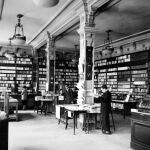 INTERIOR DE LA LIBRERIA CASA DEL LIBRO EN 1923 
