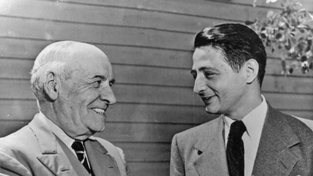 Foto archivo donde aparecen el filósofo español José Ortega y Gasset (izq) junto al poeta español Juan Ramón Jiménez (der)