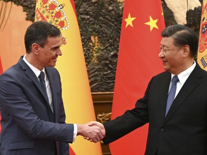 El presidente del Gobierno, Pedro Sánchez (i) saluda al presidente chino, Xi Jinping (d) durante su encuentro este viernes en el Gran Palacio del Pueblo en el marco de su visita oficial a China. 