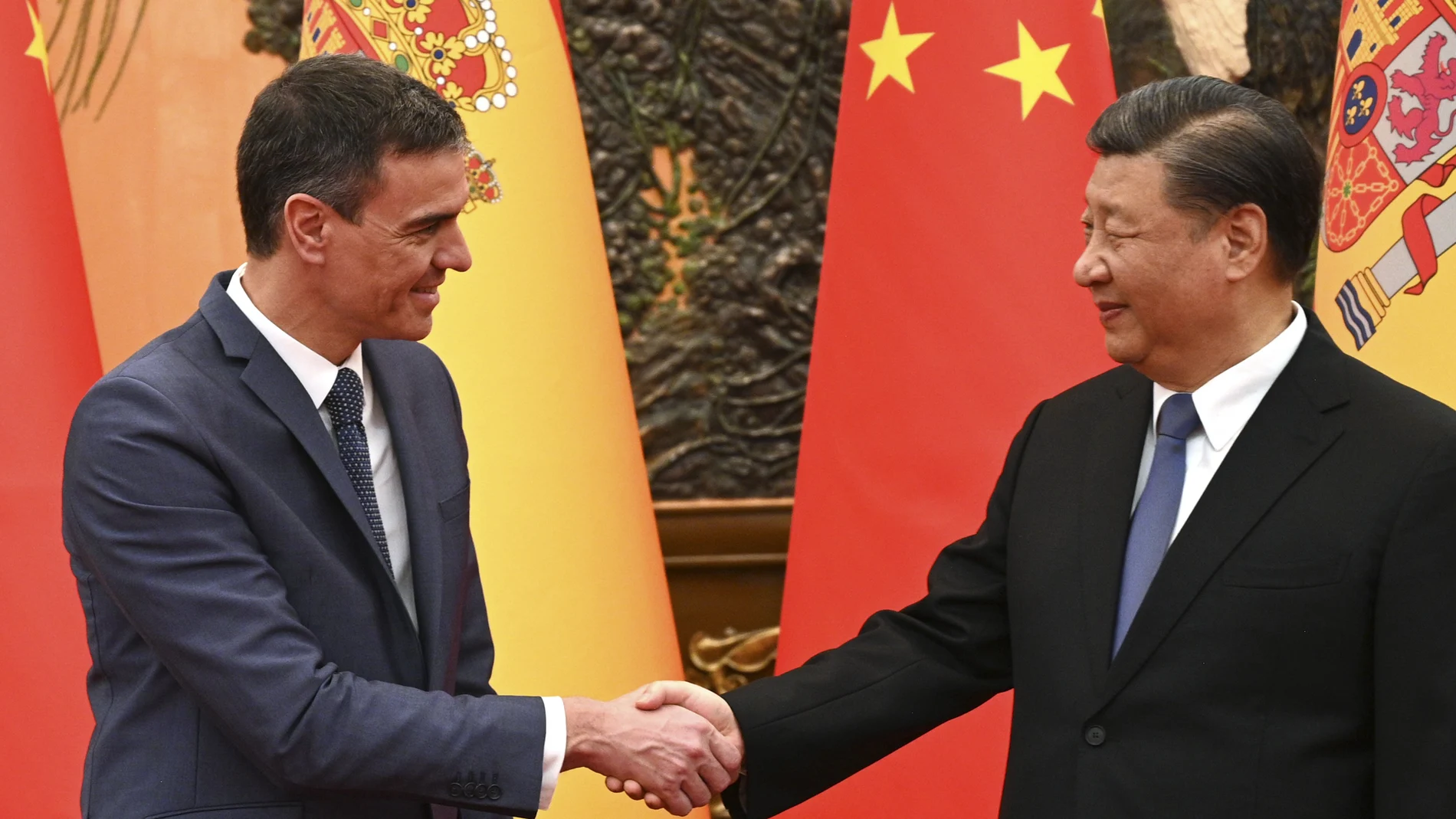 El presidente del Gobierno, Pedro Sánchez (i) saluda al presidente chino, Xi Jinping (d) durante su encuentro este viernes en el Gran Palacio del Pueblo en el marco de su visita oficial a China. 