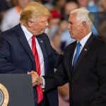 EEUU.- Mike Pence defiende a Trump y afirma que su imputación es un "escándalo"