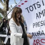 La presidenta de Junts y expresidenta del Parlament, Laura Borràs, delante de una pancarta que pide su absolución, tras ser condenada a cuatro años y medio de cárcel y trece de inhabilitación por el Tribunal Superior de Justicia Catalán, a 30 de marzo de 2023, en Barcelona, Cataluña.