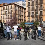 Imagen de turistas en bicicleta haciendo un tour turístico en la plaza del 2 de Mayo.