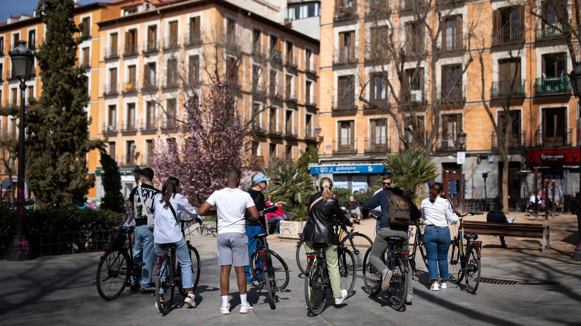 Imagen de turistas en bicicleta haciendo un tour turístico en la plaza del 2 de Mayo.