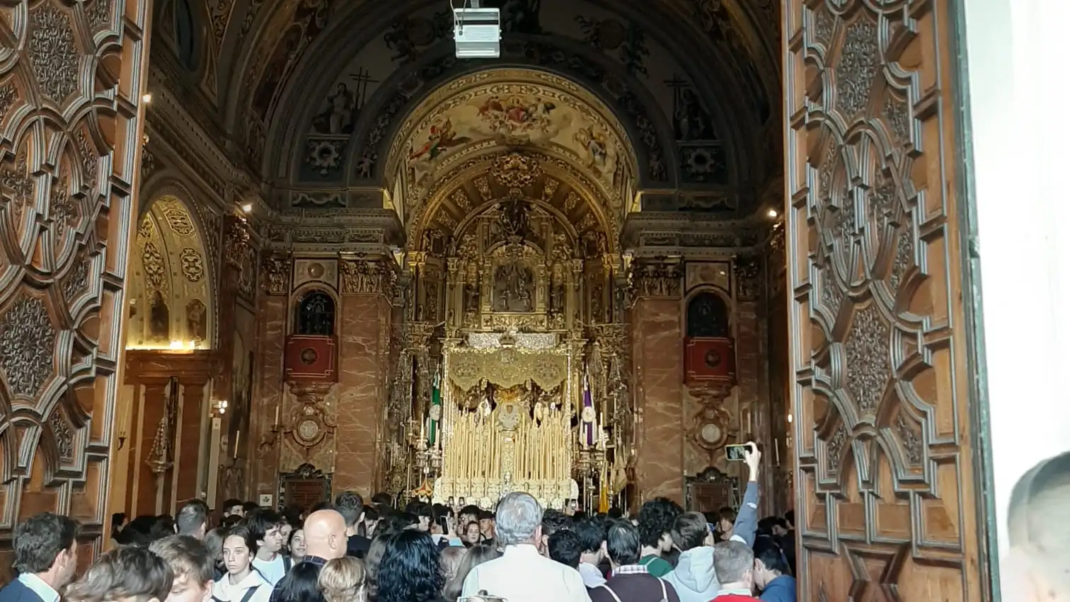 Las personas acceden al interior de la basílica desde primera hora de la mañana
