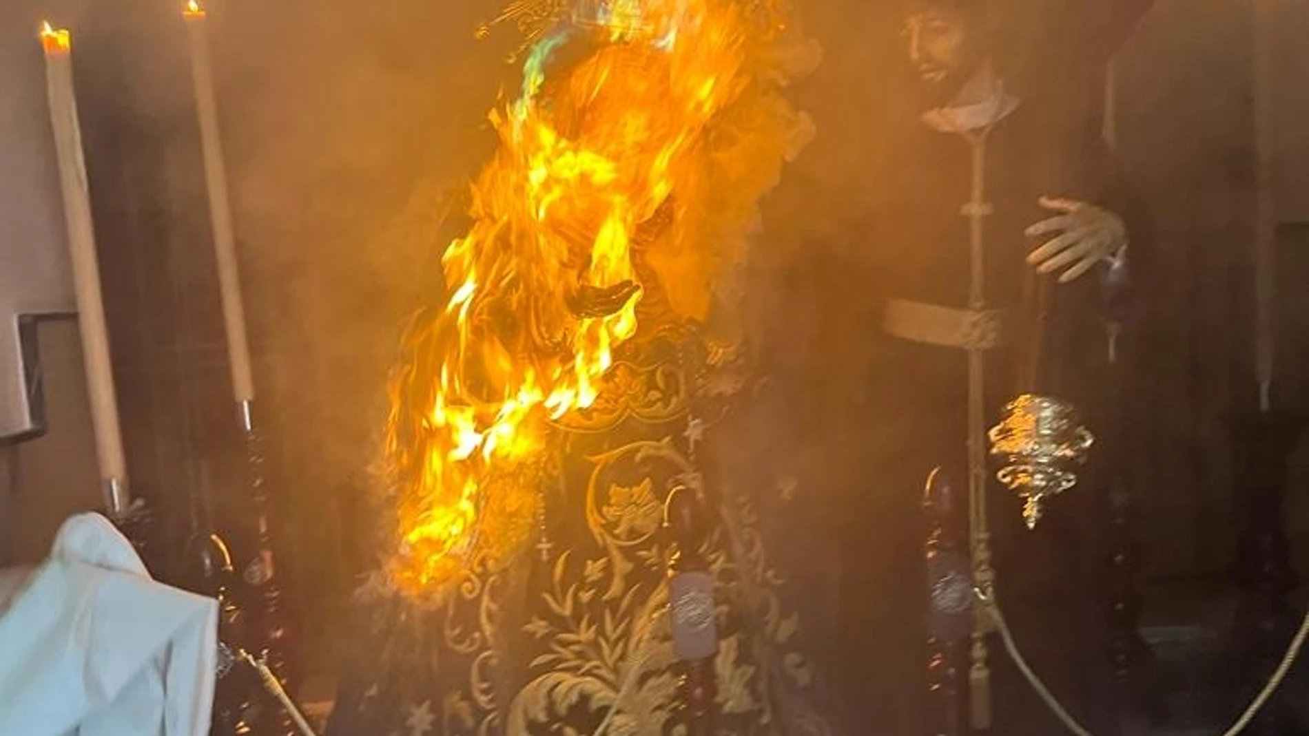 La Virgen de los Desconsuelos envuelta en llamas