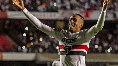 Militao celebrando una victoria en Brasil