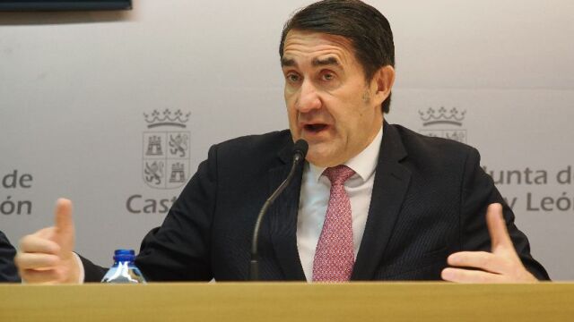 El consejero de Medio Ambiente, Ordenación del Territorio y Vivienda, Juan Carlos Suárez-Quiñones, atiende a la prensa