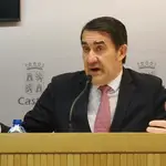 El consejero de Medio Ambiente, Ordenación del Territorio y Vivienda, Juan Carlos Suárez-Quiñones, atiende a la prensa