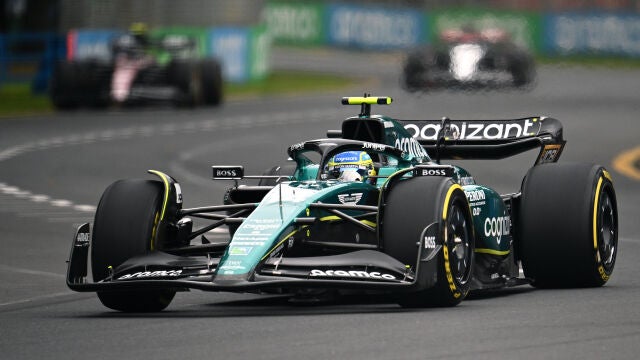 Fernando Alonso a los mandos de su AMR23