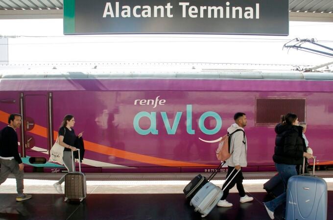 Los primeros pasajeros de los trenes Avlo, el Ave de bajo coste de Renfe, llegaron a Alicante procedentes de Madrid el lunes pasado