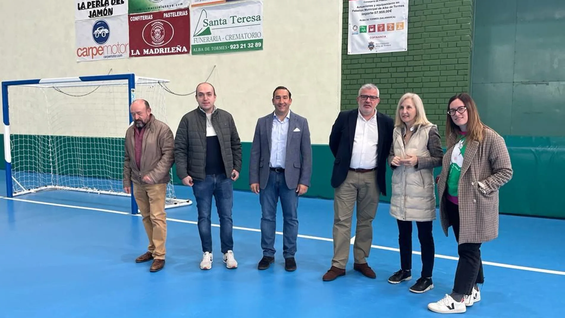 El director de Administración Local, Emilio Arroita, acompañado por la alcaldesa de la localidad, Concepción Miguelez, y el delegado territorial de la Junta, Eloy Ruiz, visitaron las instalaciones de la zona deportiva de Alba de Tormes