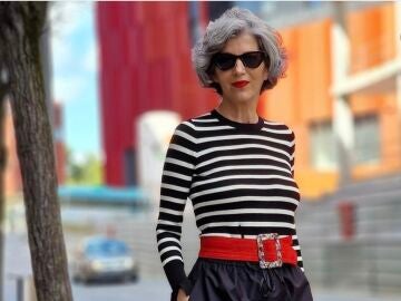 Las influencers de más de 50 años se arriesgan y ganan luciendo un look de lo más casual con falda midi cargo